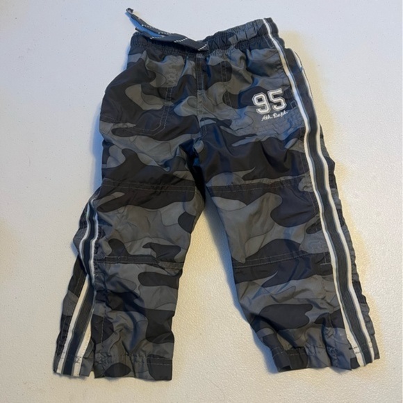 5/$25 Oshkosh lined track pants camo 2T zip ankles - Picture 1 of 4
